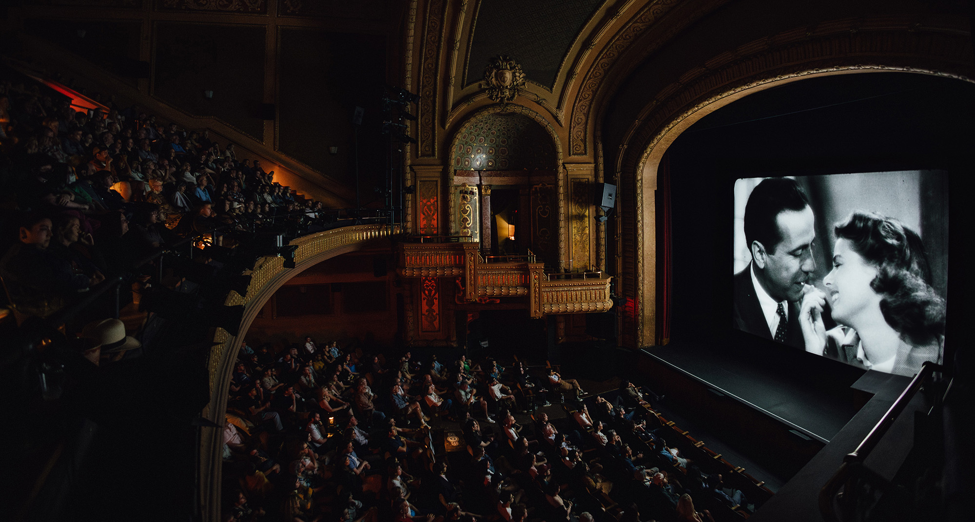 ドリーム・シアター Scenes from 30 Degrees ScreenX lights up cinema walls in Los Angeles - L.A.
